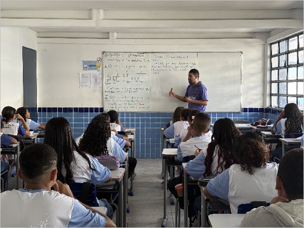 Estudantes em sala de aula de escola municipal do Crato.