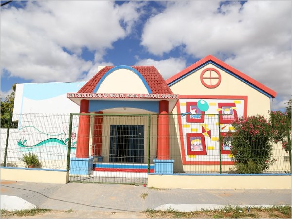 Barbalha reinaugura três escolas com obras de acessibilidade e climatização 1 Fachada de escola municipal reinaugurada em Barbalha.
