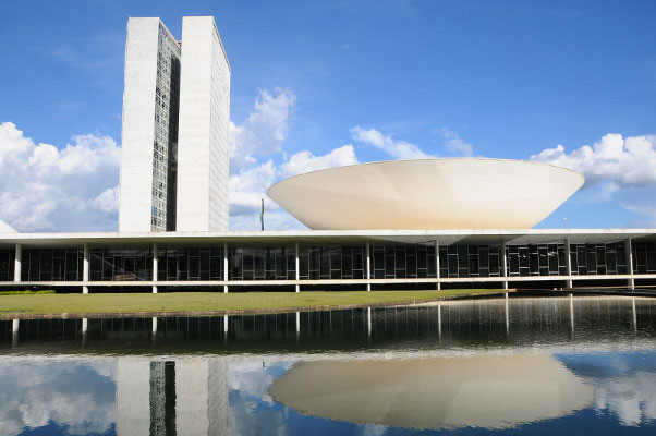 Trabalhadores durante atividade profissional em debate sobre a redução da jornada semanal.