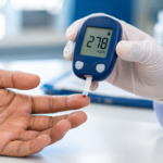 Profissional de saúde prepara material para acompanhamento de diabetes