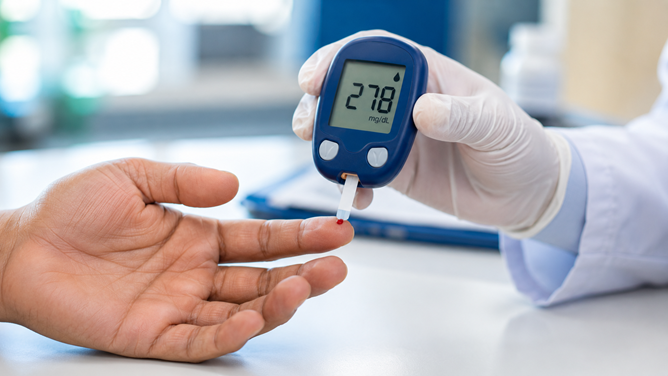Diabetes tipo 5 busca tirar da invisibilidade casos ligados à desnutrição 1 Profissional de saúde prepara material para acompanhamento de diabetes