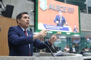 “Debate mostrou projetos antagônicos para o Ceará: o que avança e trabalha e outro com discurso de 30 anos atrás”, afirma De Assis Diniz