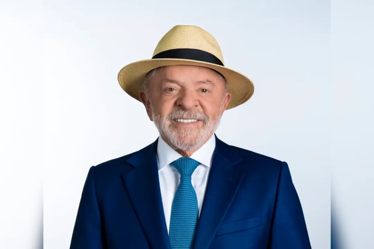 P12 - Lula de chapéu na urna - 01