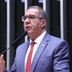 Deputado federal Luiz Gastão durante pronunciamento