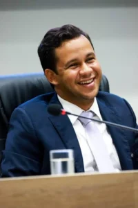 Felipe Vasques reforça palanque da oposição e surge como nova liderança no Cariri