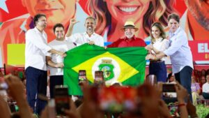 Com apoio de Lula, Camilo e Cid, Elmano lança candidatura à reeleição