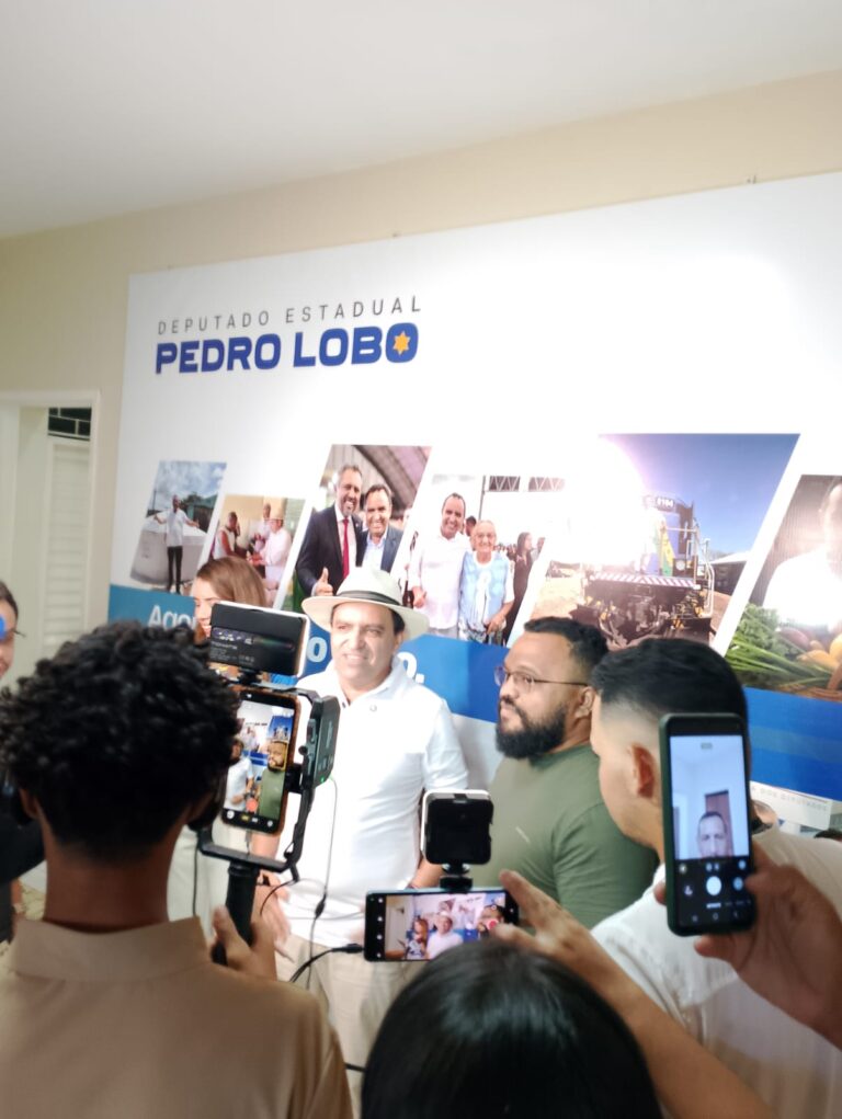 Pedro Lobo inaugura comitê e realiza adesivaço no primeiro dia de campanha em Crato