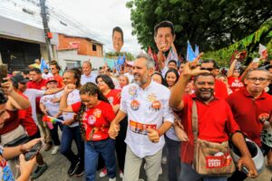 Elmano destaca avanços na saúde, segurança e área social durante caminhada em Fortaleza