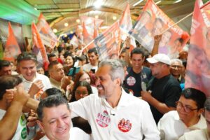 Elmano participa de caminhada em Várzea Alegre e destaca parceria com municípios