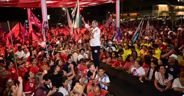 Elmano de Freitas inaugura comitê em Juazeiro do Norte