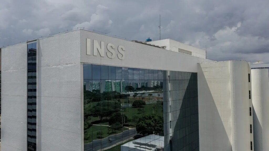 Fila do INSS cai pela metade, mas aumento de negativas acende alerta 1 Imagem de apoio relacionada a fila do INSS indeferimentos