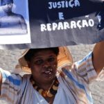 Participantes da Marcha das Mulheres Negras na orla de Copacabana, no Rio de Janeiro