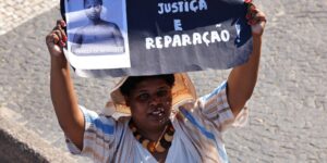 Participantes da Marcha das Mulheres Negras na orla de Copacabana, no Rio de Janeiro
