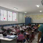 Estudantes e equipe escolar em atividade de aprendizagem no Crato