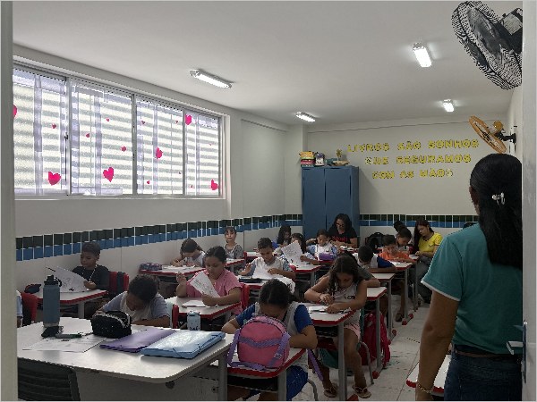 Crato informa 24 escolas nota 10 e sete unidades premiadas no SPAECE 2025 1 Estudantes e equipe escolar em atividade de aprendizagem no Crato