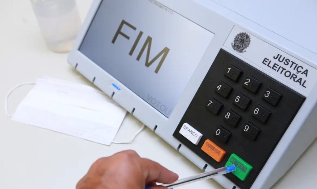 Urna eletrônica usada pela Justiça Eleitoral durante preparação das eleições