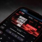Celular com aplicativo de apostas esportivas aberto