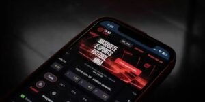 Celular com aplicativo de apostas esportivas aberto