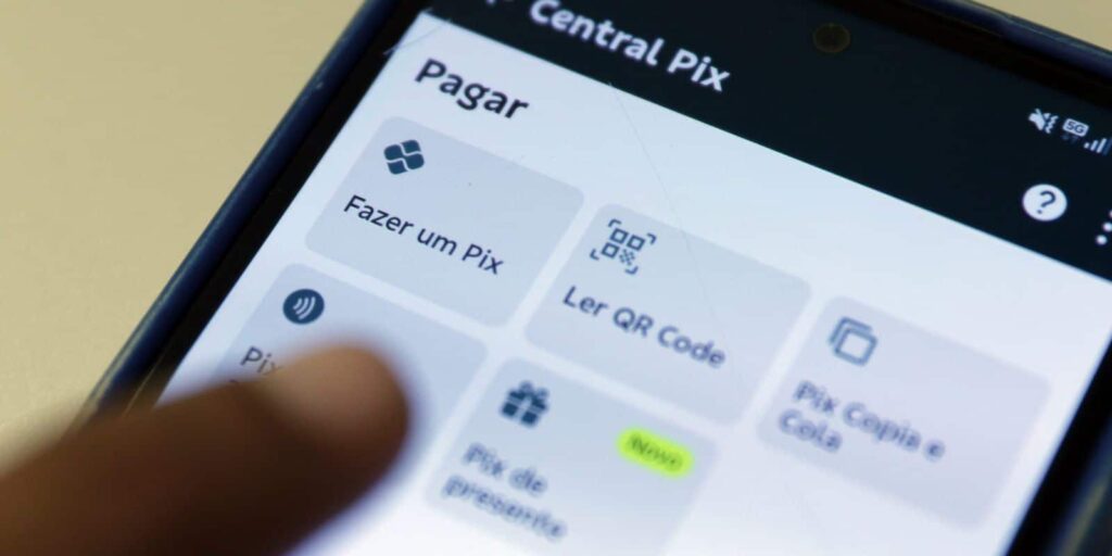 Pix amplia para 80 dias prazo de contestação em devolução por golpe 1 Pessoa usa celular para realizar uma operação financeira pelo Pix