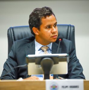Felipe Vasques  é alvo de busca e apreensão em Juazeiro do Norte durante campanha para deputado estadual e fala em perseguições