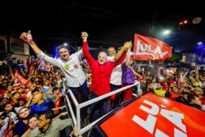 Em Juazeiro do Norte, Lula alerta contra candidato que peça interferência dos EUA no Brasil