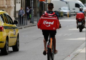2 milhões trabalham por apps no Brasil e têm jornada mais longa