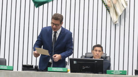 Deputados conduzem sessão no plenário da Assembleia Legislativa do Ceará
