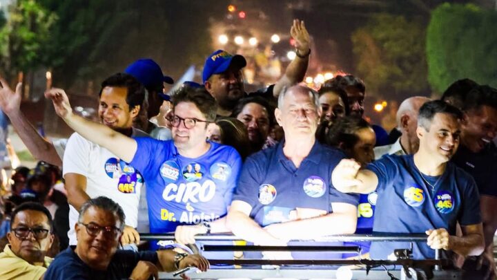 Ciro Gomes e Dr. Aloísio durante carreata noturna pelas ruas do Crato.