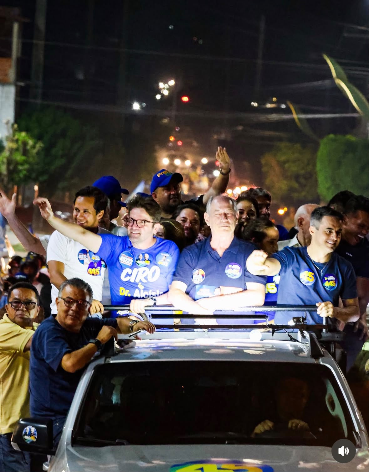 Carreata de Ciro e Dr. Aloísio reúne apoiadores nas ruas do Crato 1 Ciro Gomes e Dr. Aloísio durante carreata noturna pelas ruas do Crato.