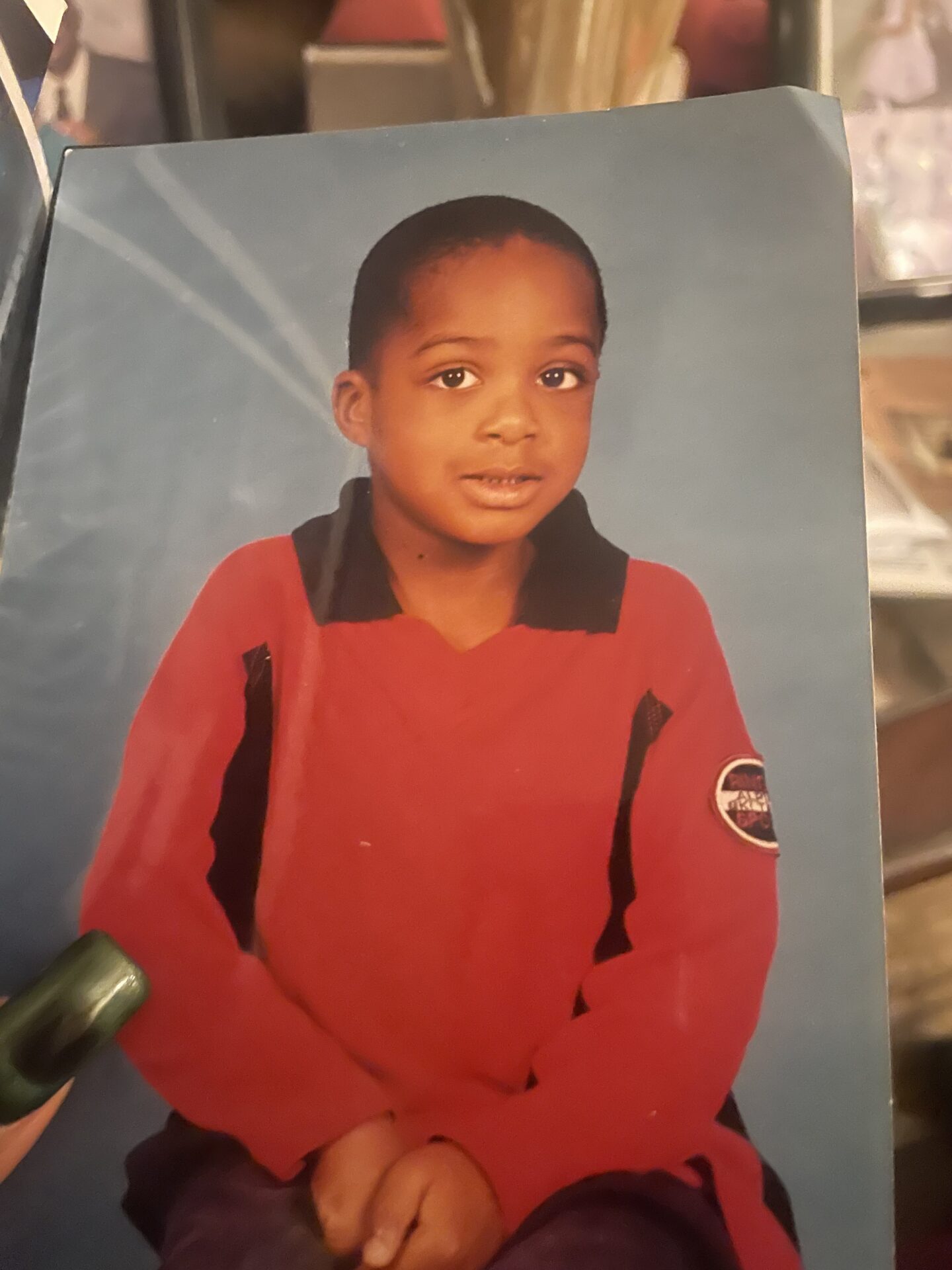 ChatGPT ganha flashcards, chega ao Word e melhora imagens; veja as novidades 2 Retrato de uma criança com camisa vermelha usado como imagem de referência em demonstração da OpenAI