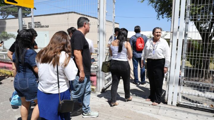 Candidatos chegam a local de aplicação das provas do concurso da Alece