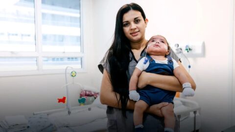 Bruna Vieira segura o filho Heitor durante a recuperação após o transplante de coração