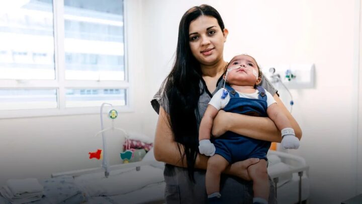 Bruna Vieira segura o filho Heitor durante a recuperação após o transplante de coração
