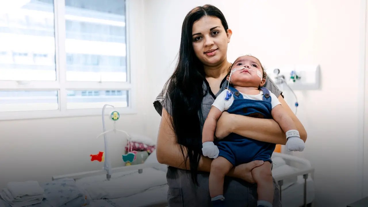 Bruna Vieira segura o filho Heitor durante a recuperação após o transplante de coração