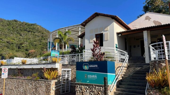 Entrada do Complexo Ambiental Mirante do Caldas, em Barbalha, com a vegetação da serra ao fundo