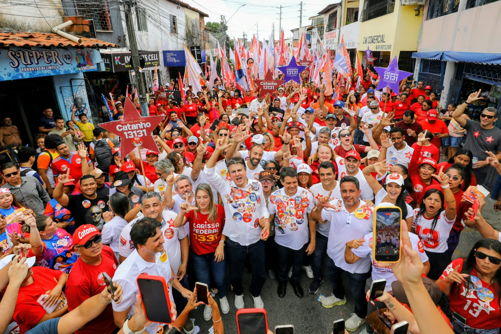 Na Messejana, população enche as ruas para receber o time da coligação “Ceará forte, do lado certo” 1 WhatsApp Image 2026 10 02 at 11.32.58