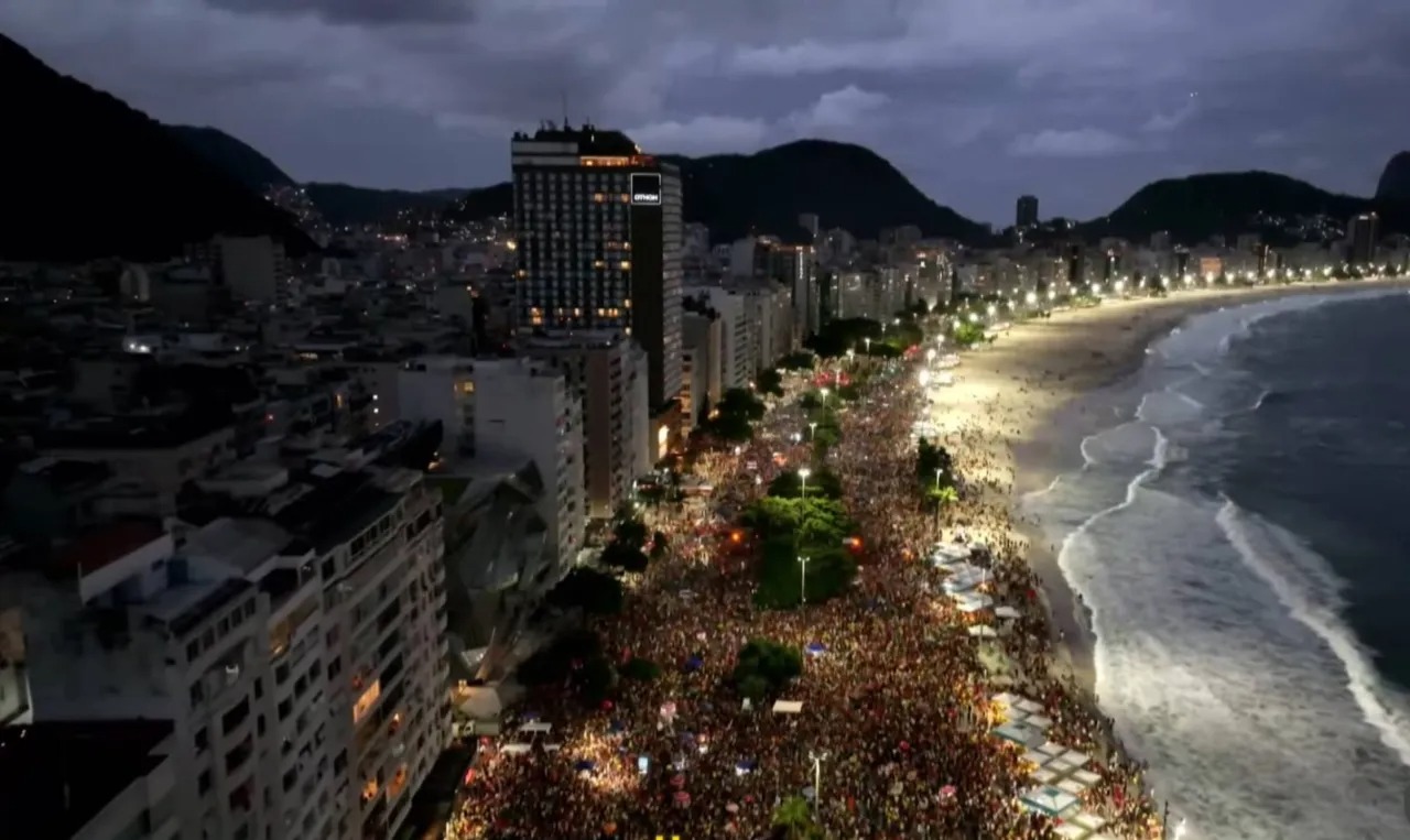 Apoiadores de Lula lotam Copacabana em ato com show de Caetano Veloso, Djavan, Frejat e outros artistas 1 WhatsApp Image 2026 10 19 at 06.13.47