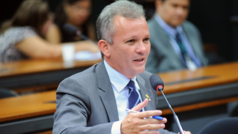 André Figueiredo falando ao microfone em reunião parlamentar