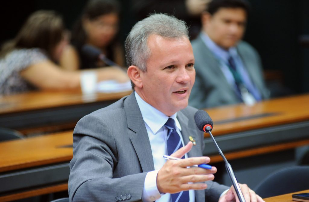 André Figueiredo destaca ações para o Crato e o Cariri e promete ampliar atuação pela região 1 André Figueiredo falando ao microfone em reunião parlamentar