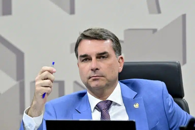 Flávio Bolsonaro diz que agora é favorável o fim da escala 6X1 mas promete rever lei se for eleito, aponta Folha 1 p06 flavio bolsonaro escala 6x1 01